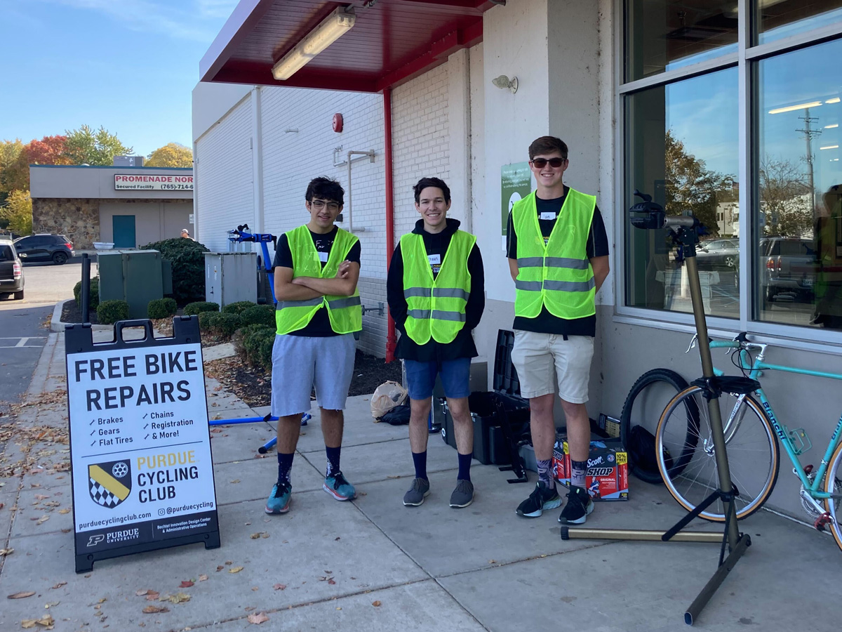 Members of Purude Cycling Club offering free bike repairs.