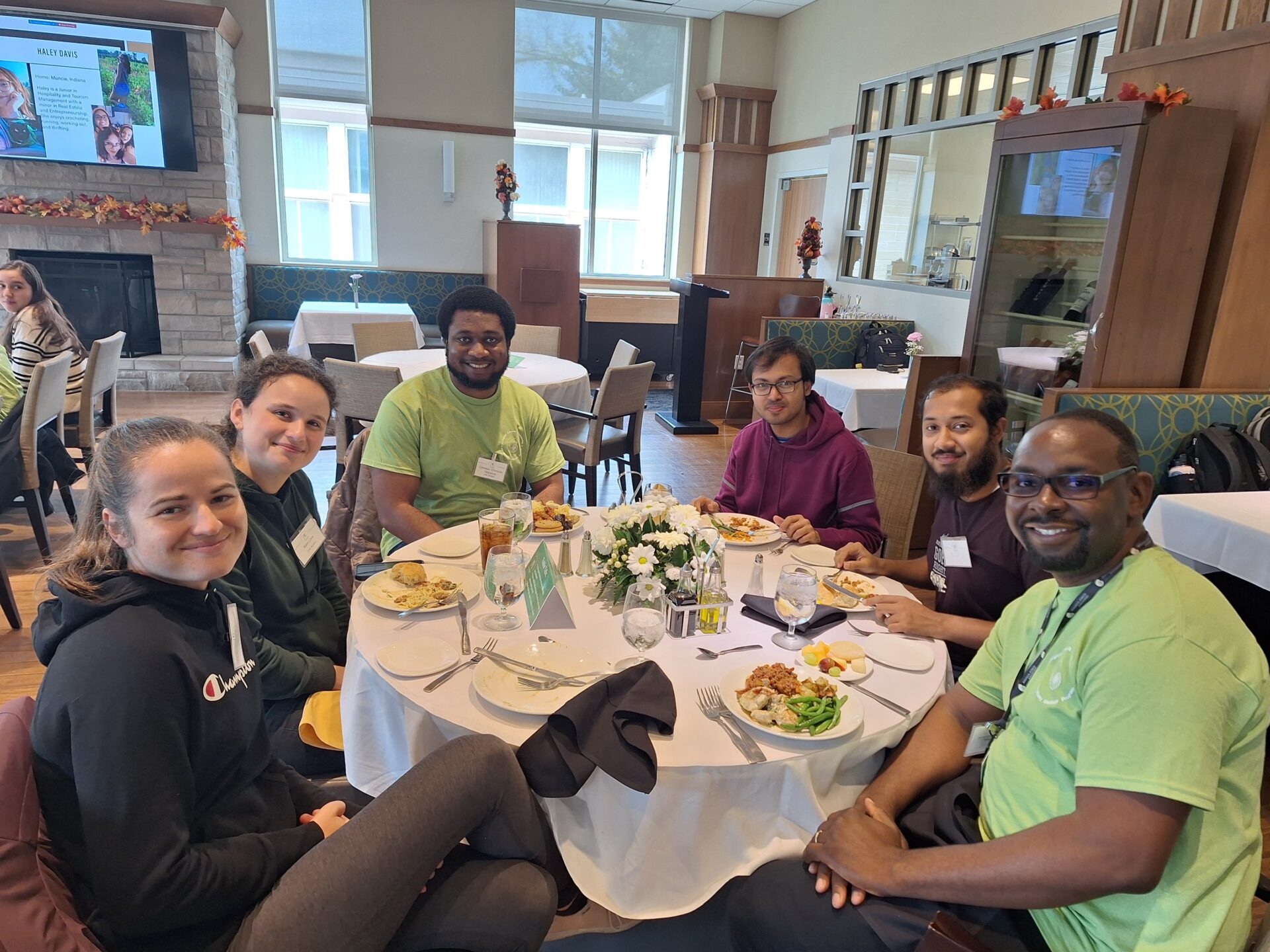 Students eating at a lunch and learn