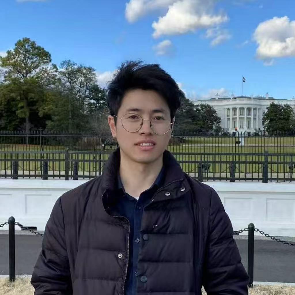 A person smiling in front of the White House in Washington D.C., USA
