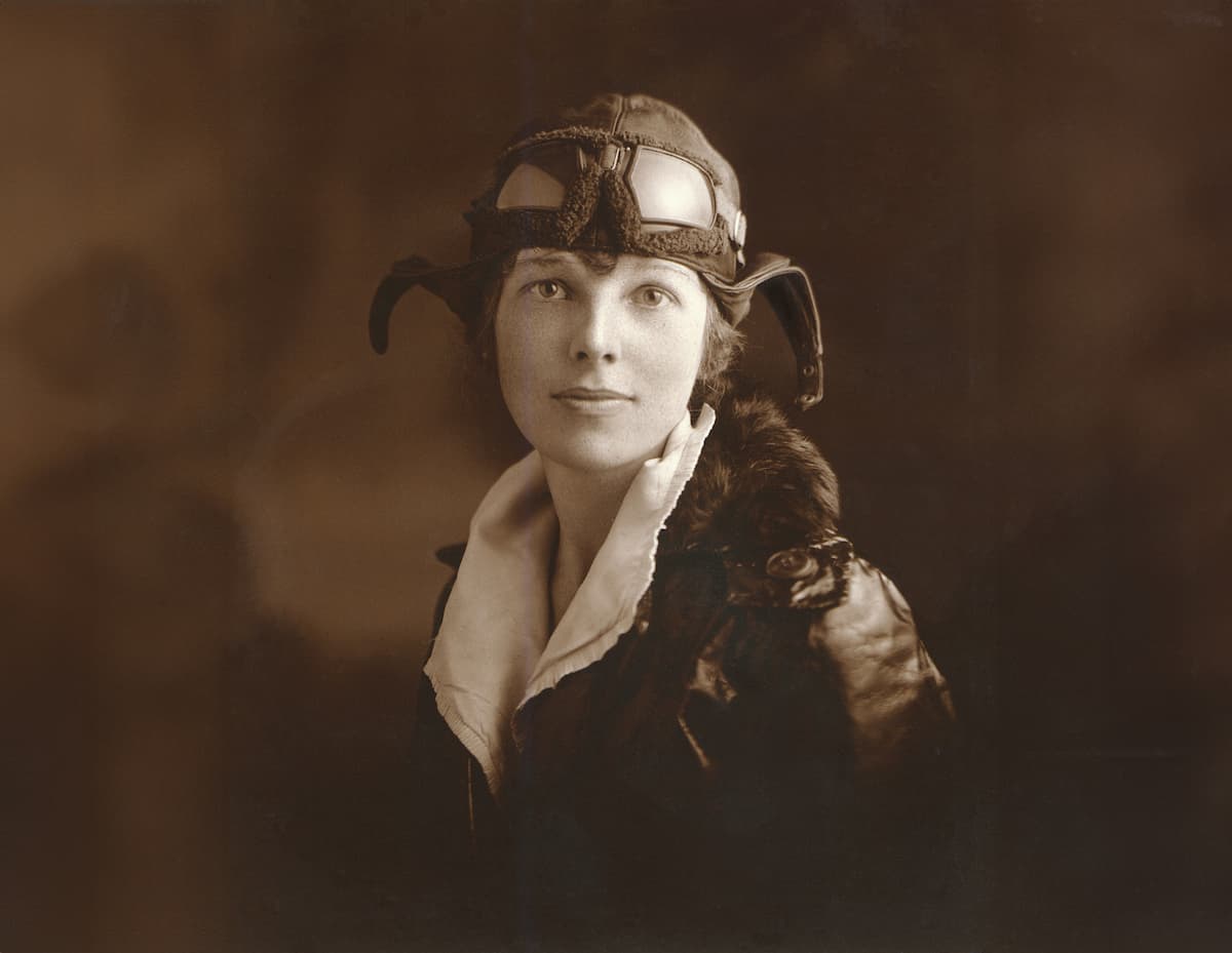 amelia earhart in pilot gear