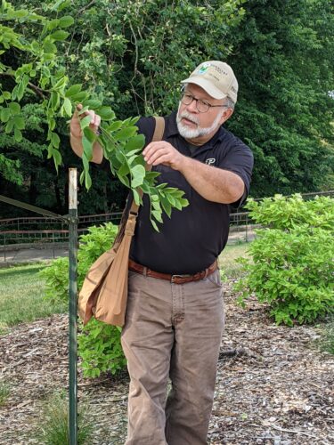Lenny Farlee teaching in a workshop outside.