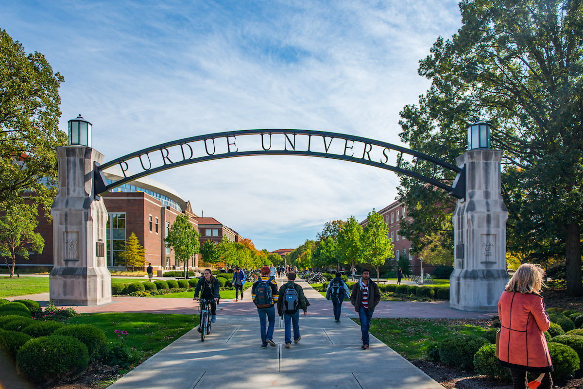the Purdue gateway arch entering campus