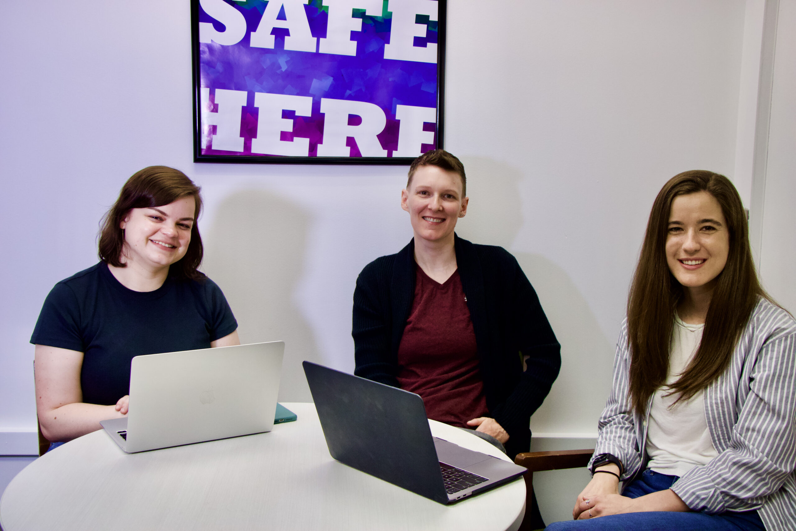 Thekla Morgenroth, middle, sits with their lab colleagues at a table.