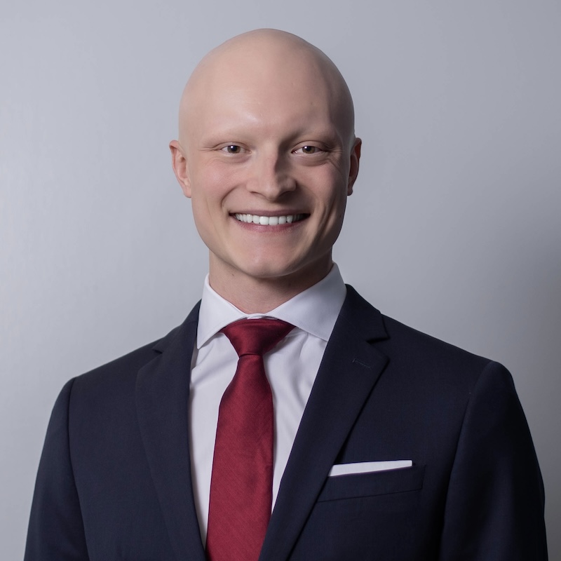 Dr. Jonathan Oskvarek's official physician's headshot 