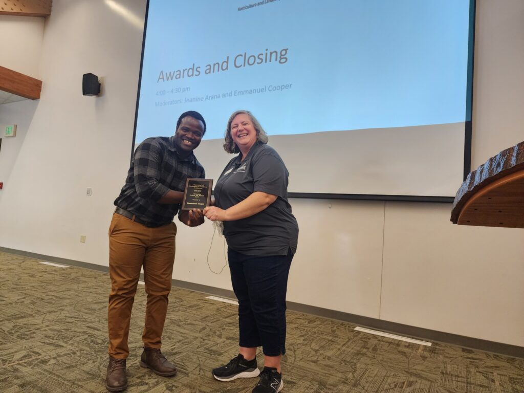 Emmanuel Cooper Receiving the Outstanding MS Research Award from Linda Prokopy