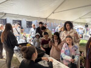 People making their plant necklaces