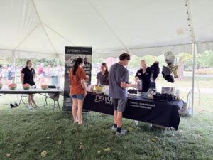 Incoming Freshmen lining up to get swag