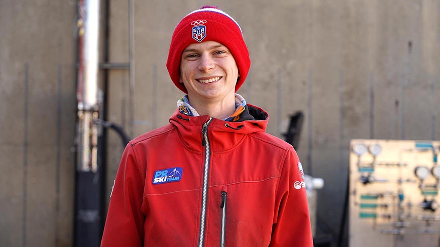 Purdue student dressed in warm weather clothing
