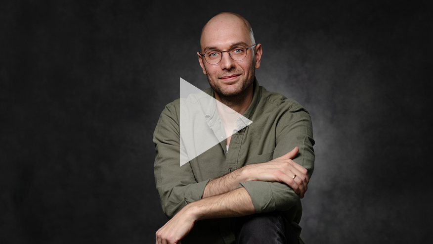 Portrait of man in glasses