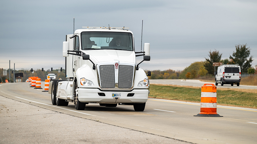 First highway segment in U.S. wirelessly charges electric heavy-duty truck while driving - News
