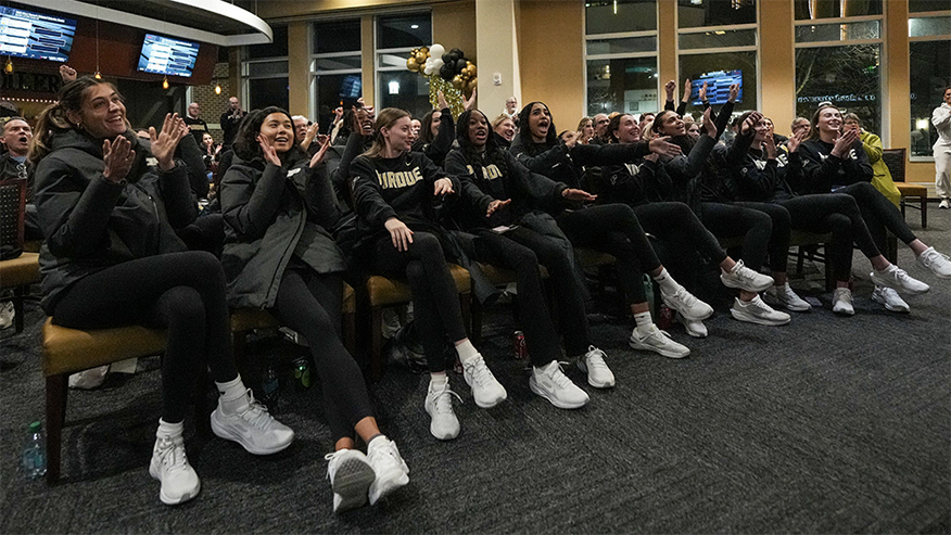 Athletic team reacting in applause