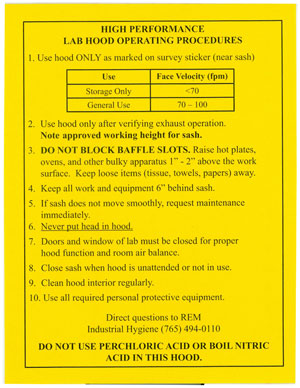 Lab hood operating procedures sign listing airflow ranges and required safety practices.