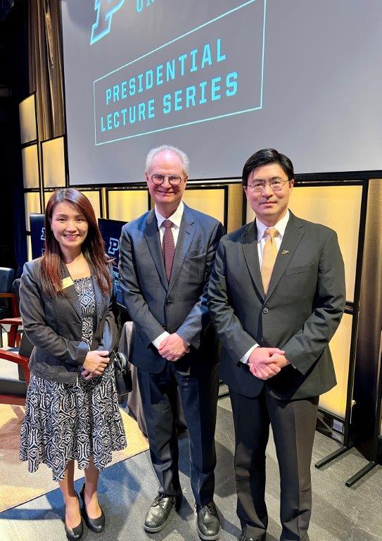 It was a pleasure to meet University of Chicago President Paul Alivisatos on Tuesday (Sept. 12) at Purdue’s Presidential Lecture Series where he and President Chiang discussed the state of higher education in America and President Alivisatos amazing career from researcher, to inventor, to entrepreneur, to university president.