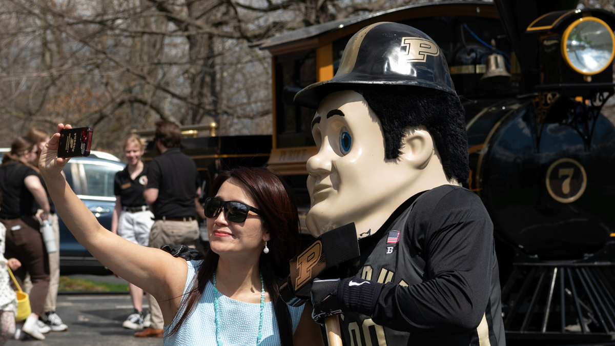 First Lday Kei Hui taking a selfie with Purdue Pete.