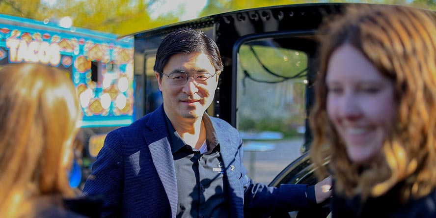 President Chiang talking with students.