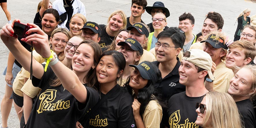 President Chiang posing for selfies with enthusiastic new Boilermakers.