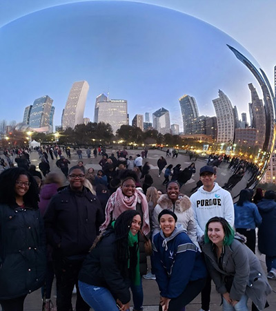 Students in Chicago in front of the Bean.