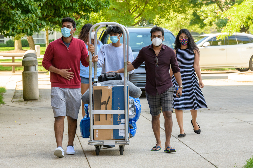 Family helps their student move into their dorm during BGR