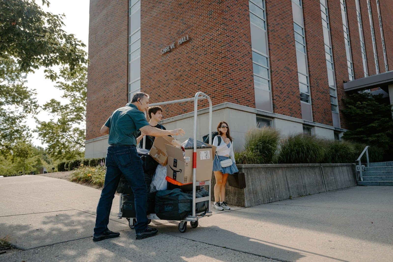 Family helps move their student into Shreve Hall during BGR move-in.