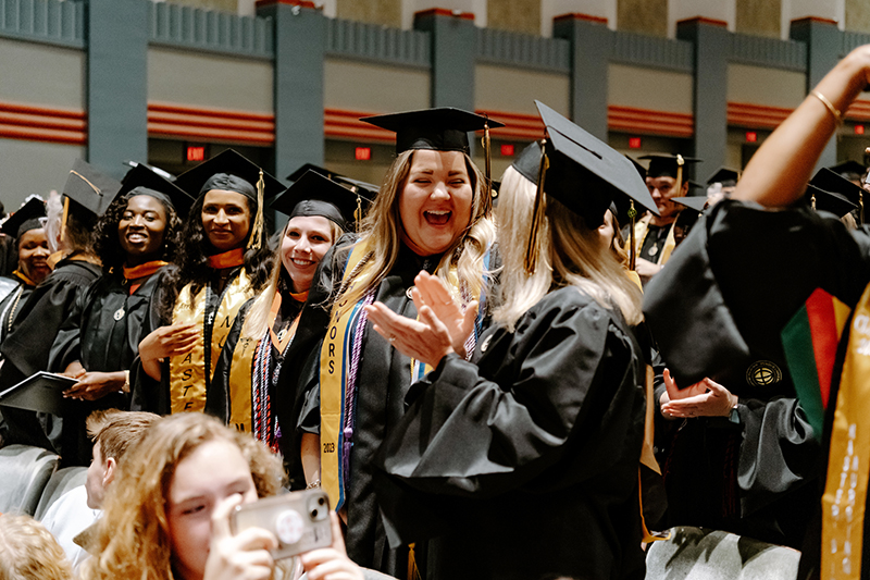 Más de 1400 graduados celebran su ‘regreso’ durante las ceremonias de graduación globales de Purdue