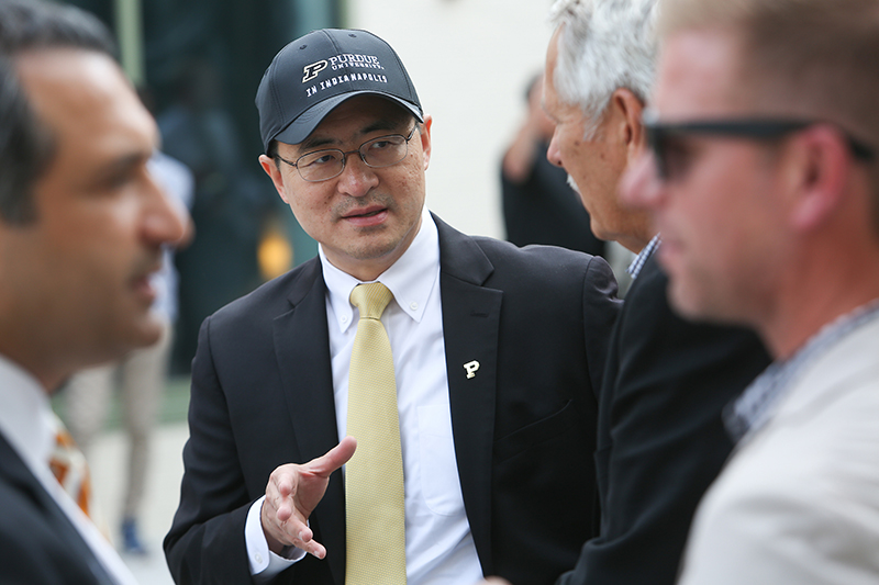 President Chiang talking with event attendees