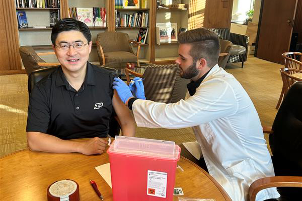 Purdue president Chiang gets flu shot